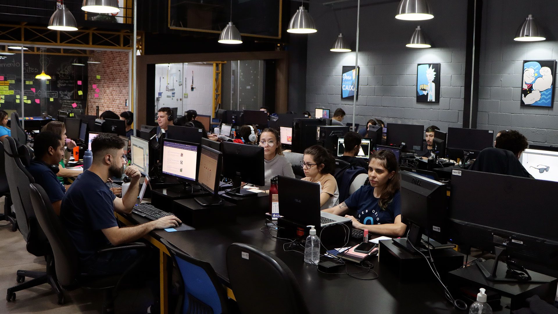 Imagem mostrando a operação de uma agência de marketing digital